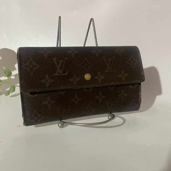 Authentic Louis Vuitton Monogram International Wallet - Picture 3 of 15